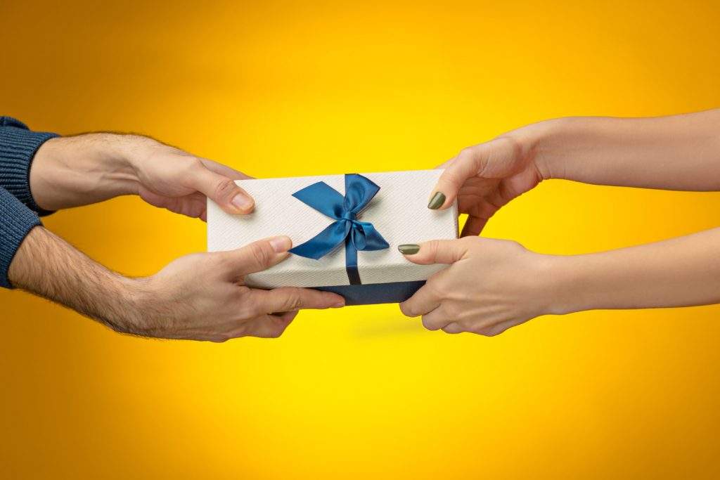 Anniversary Gifts For Parents to Surprise Them in a Special Way Anniversary Gifts For Parents to Surprise Them in a Special Way