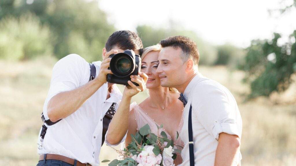 7 Things That You Should Discuss with Your Wedding Photographer